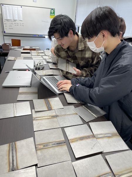 昇降机でスタンディングの作業もできる